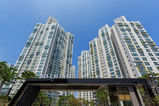 작년 9·13 대책에도 기세 등등했던 래미안대치팰리스가 공동주택 공시가격 인상에 따른 보유세 폭탄 앞에 무너졌다. 사진은 래미안대치팰리스 전경. 삼성물산 제공